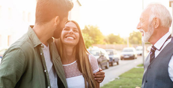 couple heureux dans la rue accompagné d’un gestionnaire de patrimoine